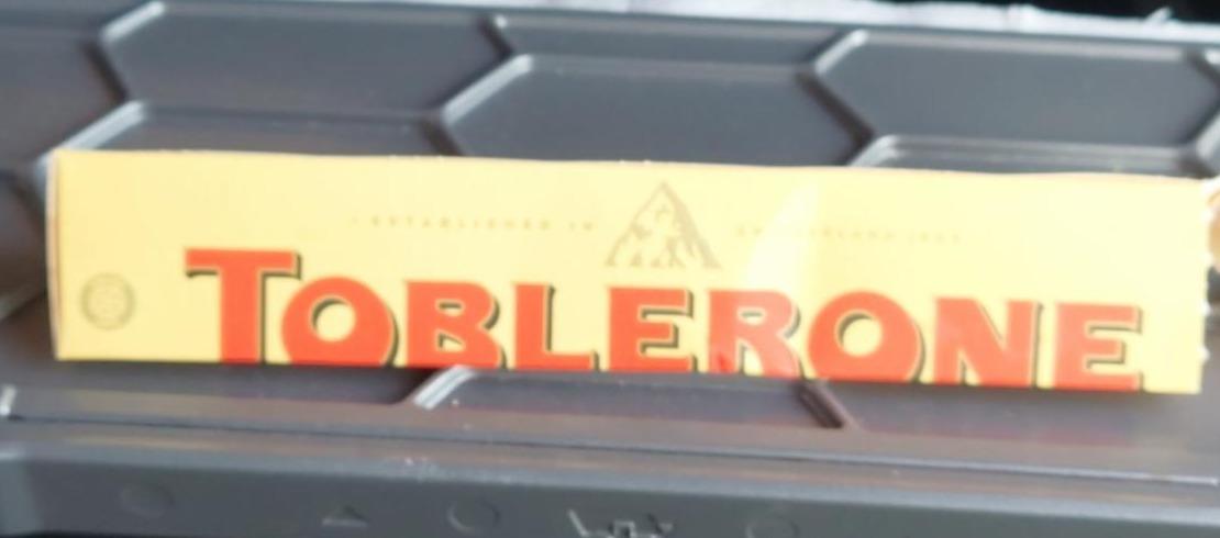 Képek - Toblerone svájci tejcsokoládé mézzel és mandulával 35 g